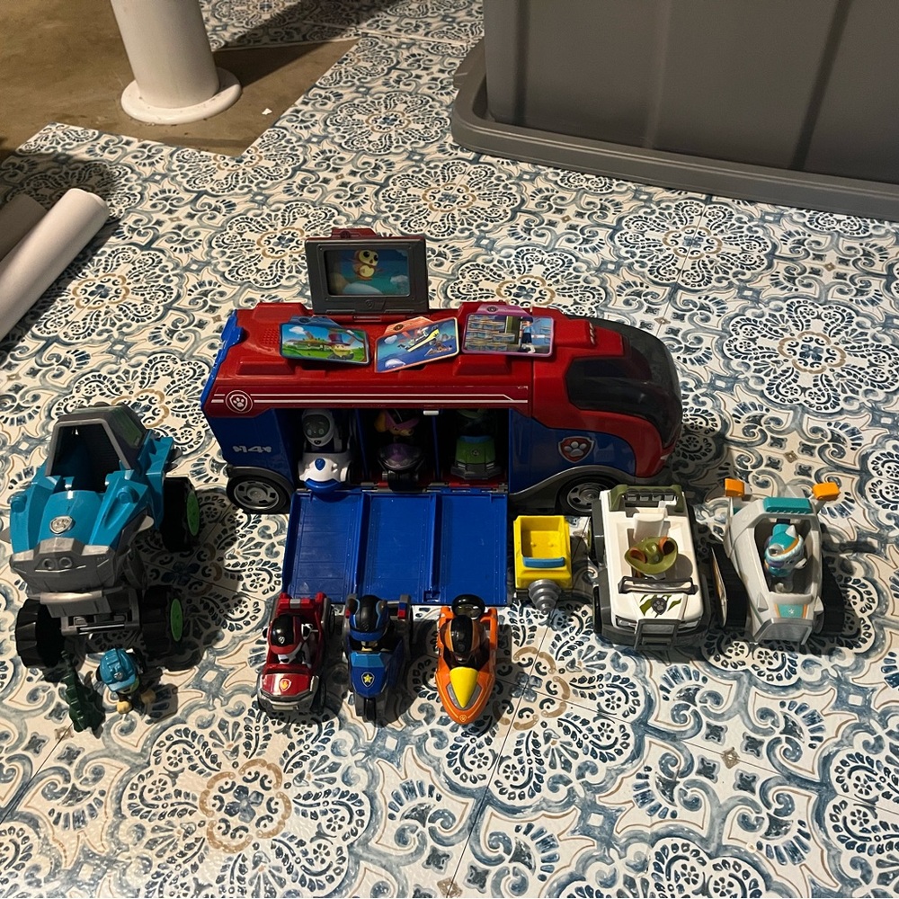 Paw patrol mission cruiser & additional characters